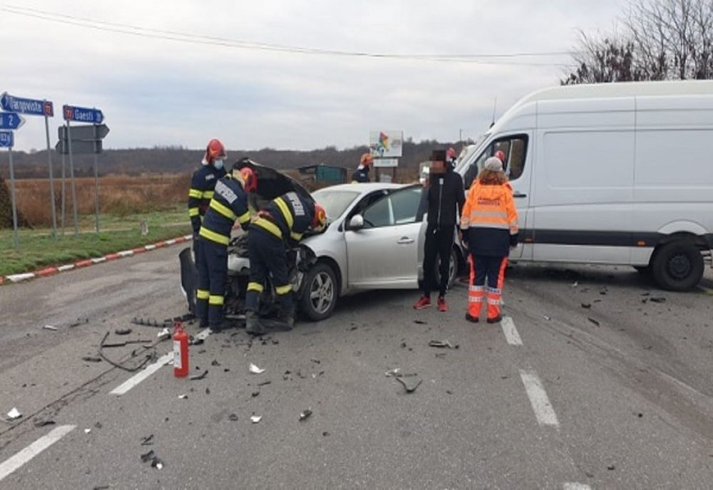 Coliziune violentă în Dâmbovița! Trei mașini implicate și două persoane rănite