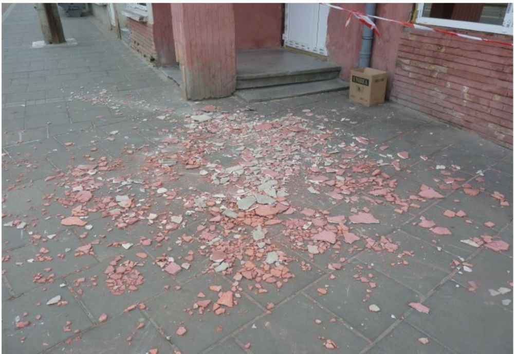 Târgovişte. Bucăți de tencuială desprinse de pe un bloc. Au intervenit pompierii