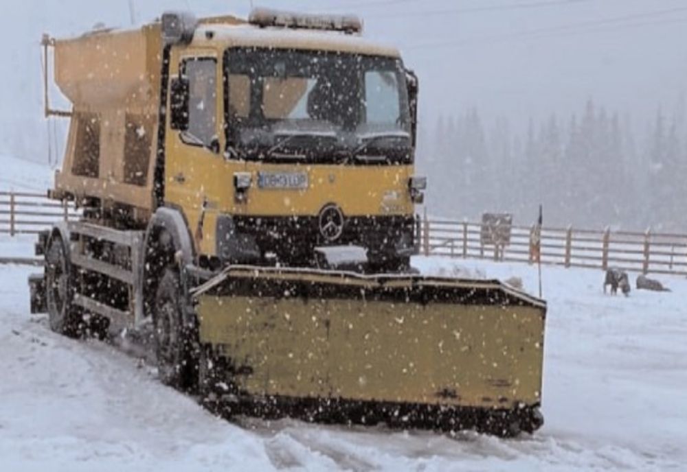Utilajele de deszăpezire intervin în zona montană din Dâmbovița