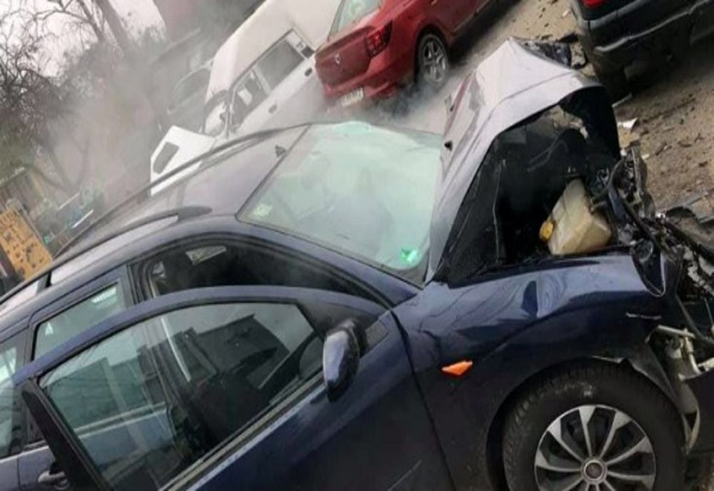 Târgovişte. Un autoturism a lovit trei mașini parcate, șoferul a ajuns de urgență la spital