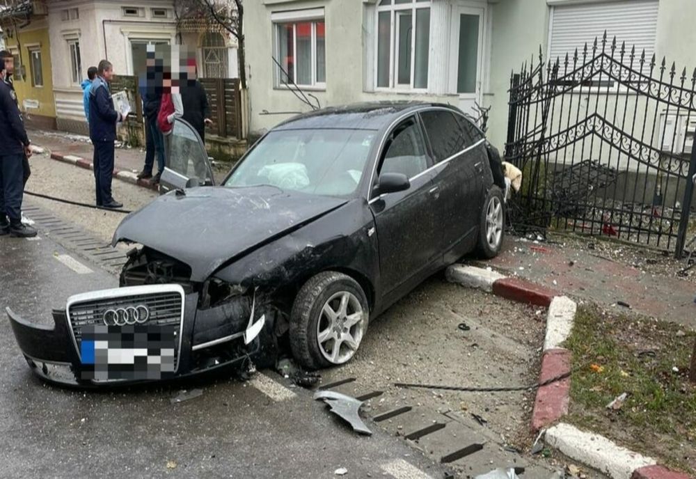 Accident violent în Dâmbovița! Două mașini avariate, un stâlp de electricitate rupt și un contor de gaze distrus