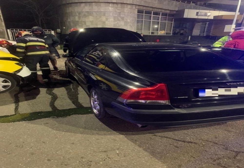 Două persoane rănite, după ce două autoturisme s-au ciocnit violent în Târgoviște