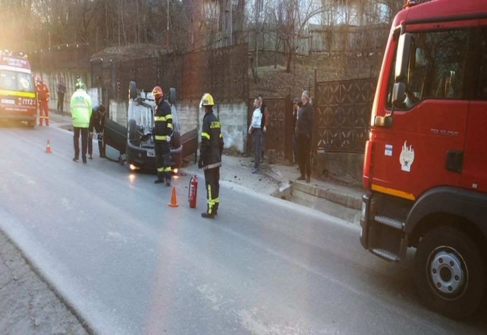 Autoturism răsturnat pe o parte în municipiul Moreni. Pompierii au acordat îngrijiri medicale şoferului la faţa locului