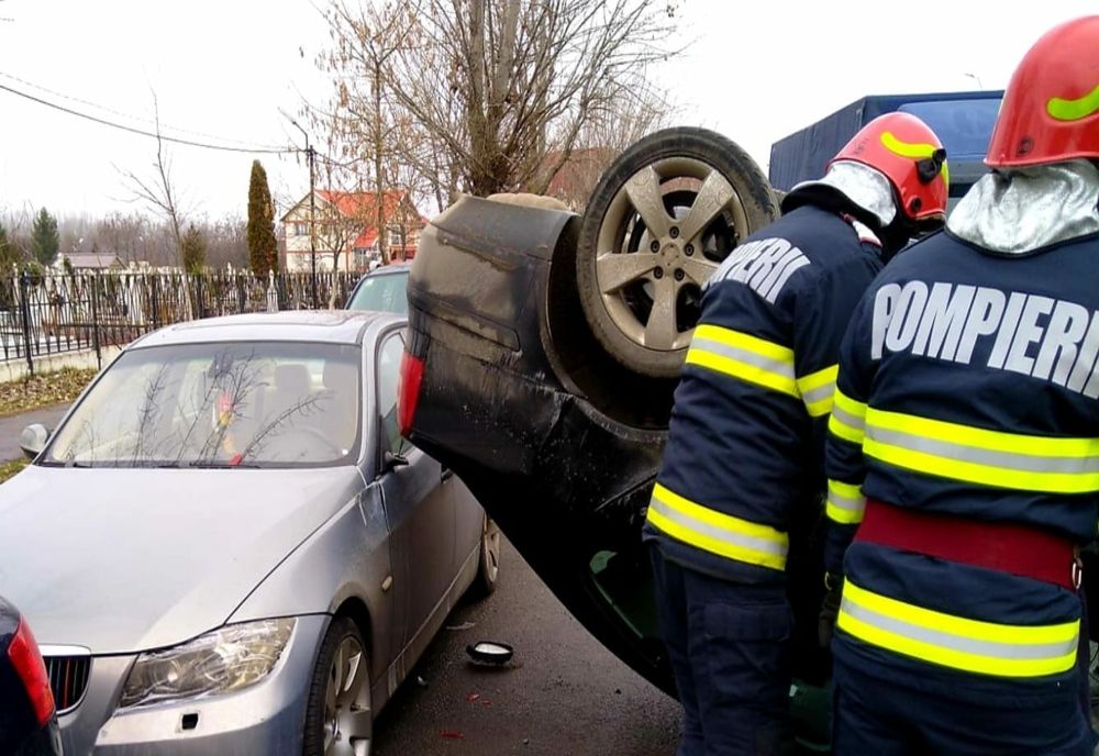 Accident în Târgoviște. Un șofer s-a răsturnat cu mașina pe plafon