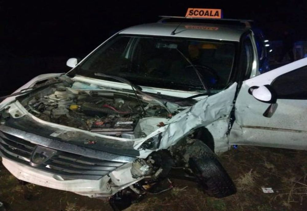Accident violent la Bolovani. A fost implicată o mașină utilizată la școala de șoferi. 7 persoane au fost accidentate