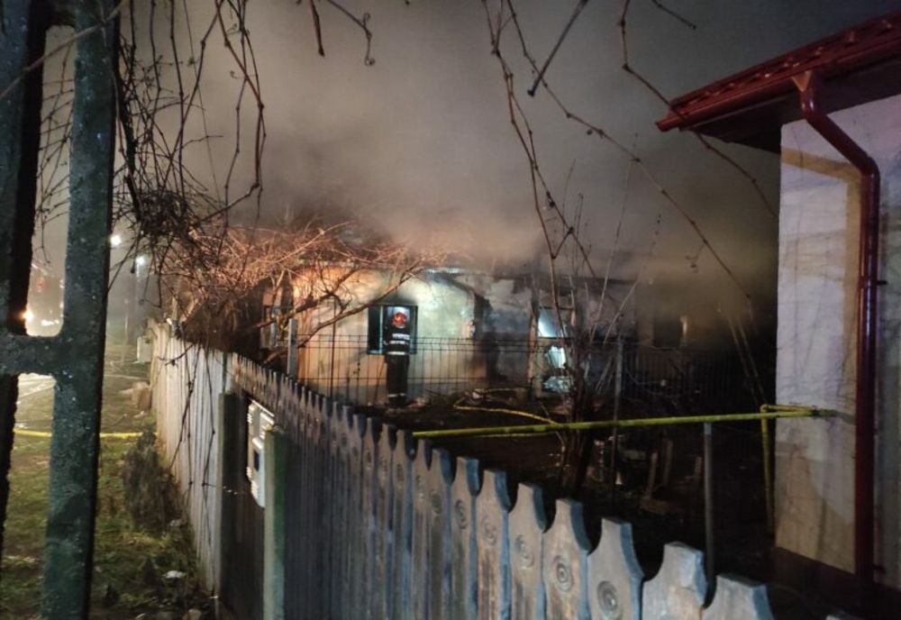 Pompierii dâmbovițeni  au intervenit noaptea trecută pentru stingerea a două incendii. O persoană a făcut atac de panică