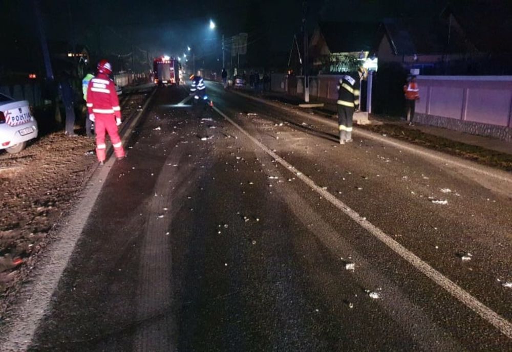 Dâmbovița: Impact puternic între un autotren și un autoturism. O persoană a făcut atac de panică