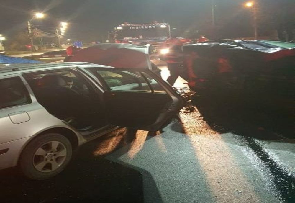 Accident cu două autoturisme, dintre care una răsturnată, la ieșirea din Târgoviște spre Ulmi