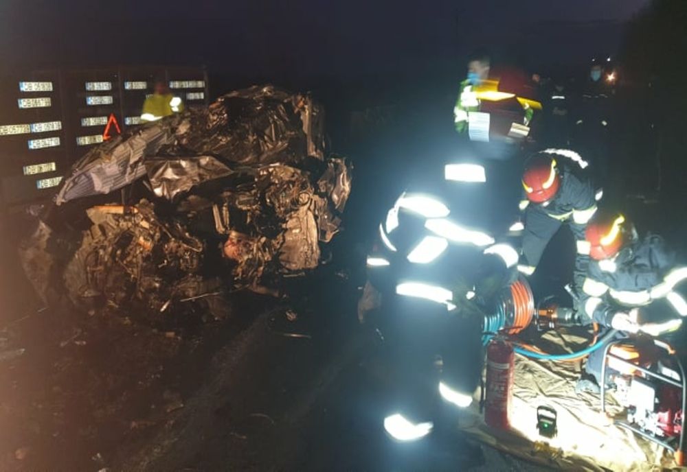 Impact devastator între un camion şi un BMW, pe DN 72. O persoană a decedat pe loc