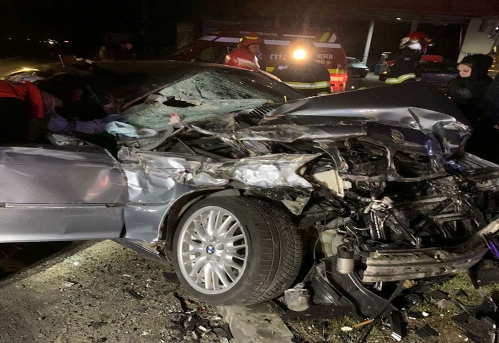 Accident violent în Dâmbovița, noaptea trecută! Trei persoane au fost transportate la spital cu diverse traumatisme