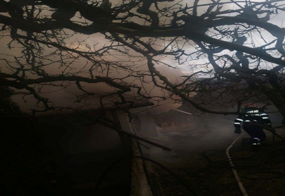 Incendiu violent la o casă din Dâmboviţa! O persoană a suferit arsuri