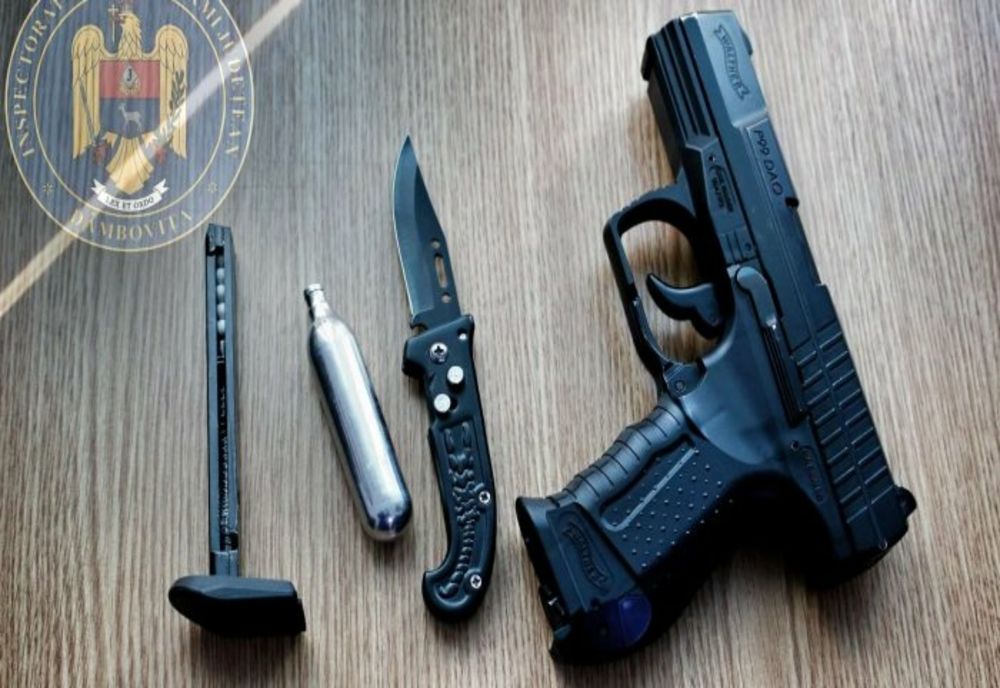 Târgovişte. Doi elevi prinşi în școală înarmați cu un pistol şi un briceag 