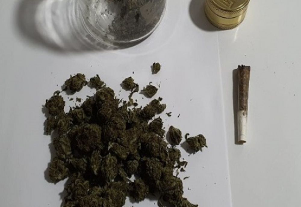 16 percheziţii domiciliare în Dâmboviţa şi Olt la traficanţii de droguri de mare risc. 35 de persoane au fost duse la audieri