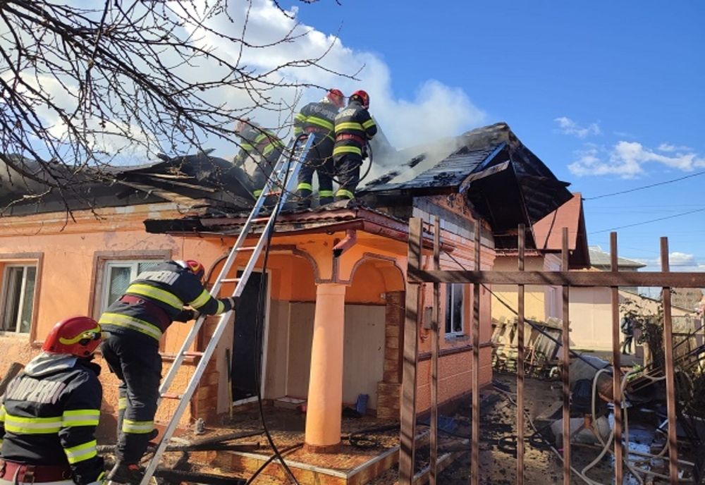 Dâmbovița: Persoană cu arsuri, după ce o casă a luat foc