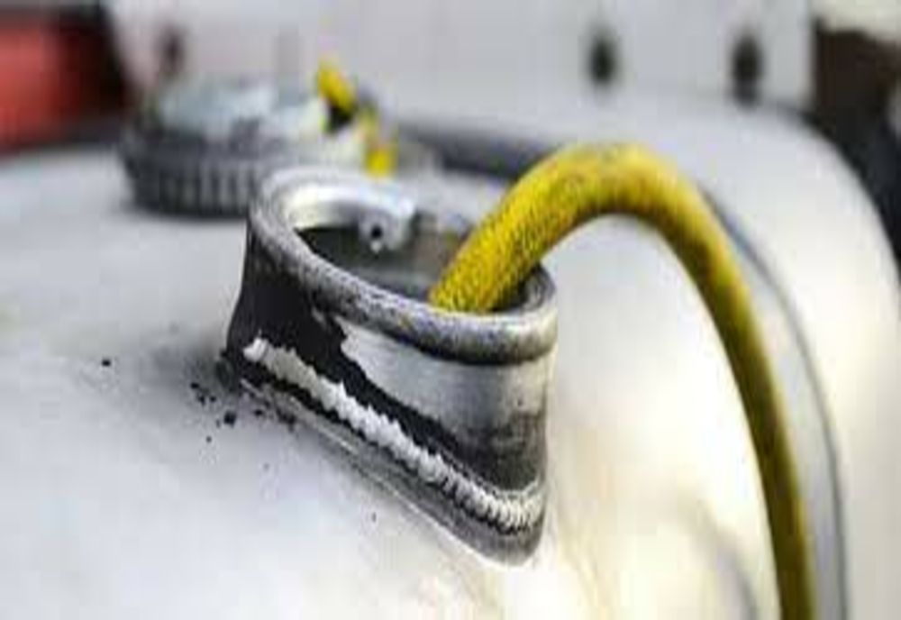 Dâmboviţa. Tânăr reținut după ce a furat 80 de litri de combustibil din rezervorul unui autovehicul