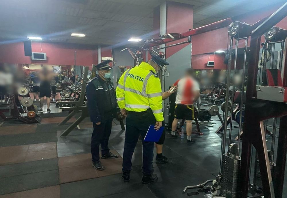 Dosare penale pentru doi tineri care au folosit certificatele COVID-19 ale altor persoane