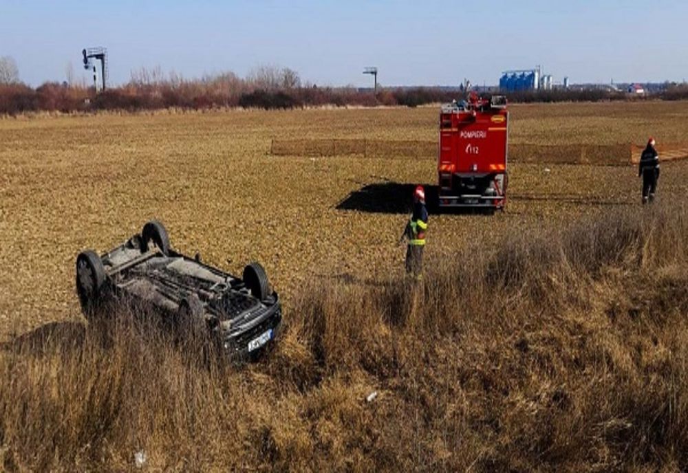 Dâmboviţa. Autoturism răsturnat pe DN71, la Răcari. Două persoane au fost rănite