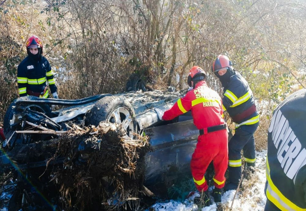 Târgovişte. Bărbat de 21 de ani rănit după ce s-a răsturnat cu maşina în şanţ
