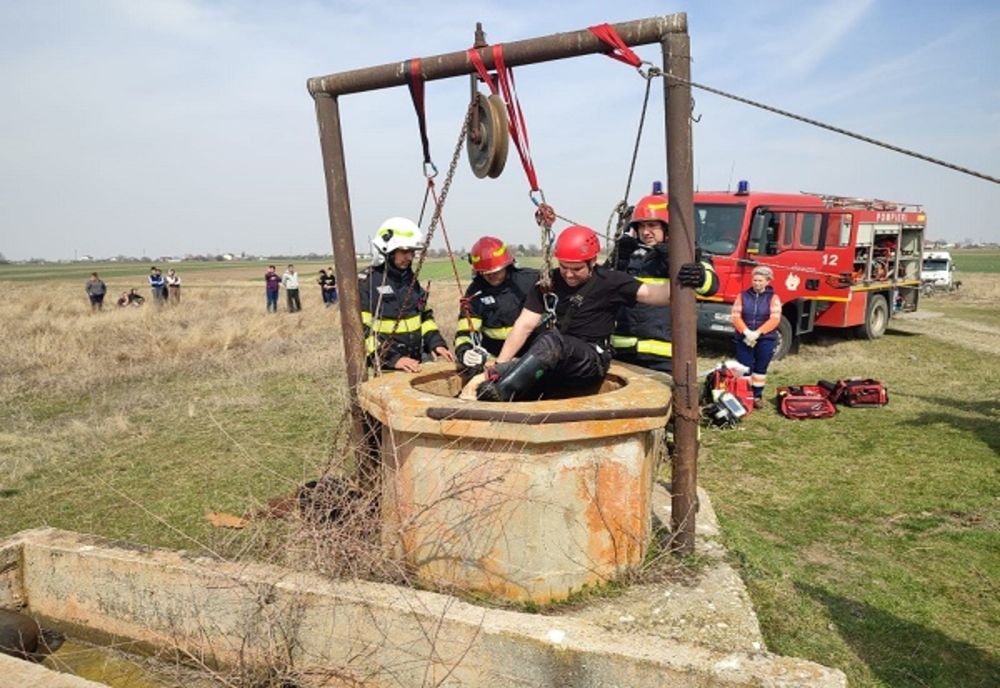 Dâmbovița. O femeie și-a pierdut viața după ce a căzut într-o fântână