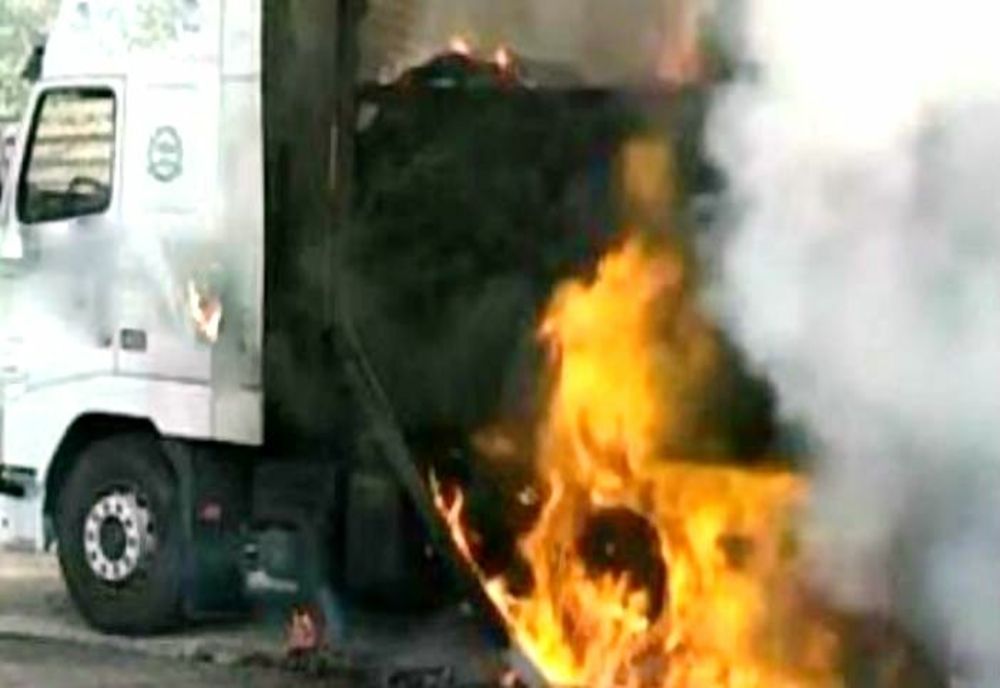 Autotren încărcat cu baloţi de paie, cuprins de flăcări