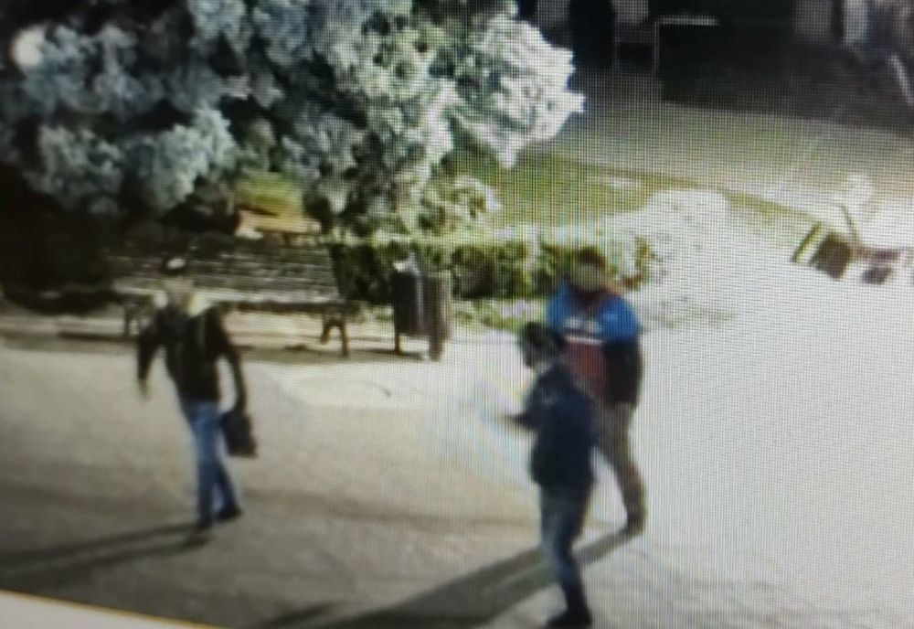 Acte de vandalism în centrul Târgoviștei! Trei indivizi au distrus tot ce le-a stat în cale