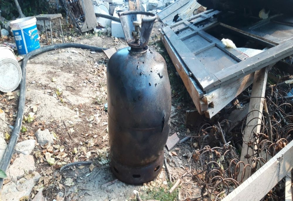 Dâmboviţa. Incendiu la o butelie de aragaz! O persoană a făcut atac de panică și a suferit de gradul I