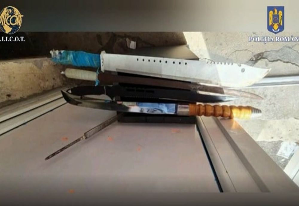 Percheziții la o grupare de proxeneți formată în Argeș, Dâmbovița și Buzău. Șapte persoane arestate, alte opt căutate