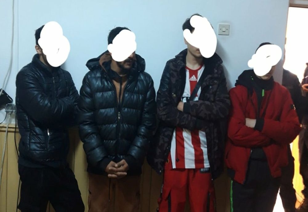 Dâmboviţa. Hoți prinși de jandarmi și polițiști locali după ce au spart un magazin din Târgovişte. Ce au furat