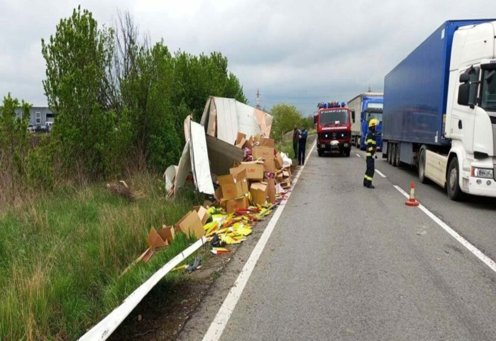 Dâmboviţa. O persoană a fost rănită după ce un camion a ajuns în şanţ