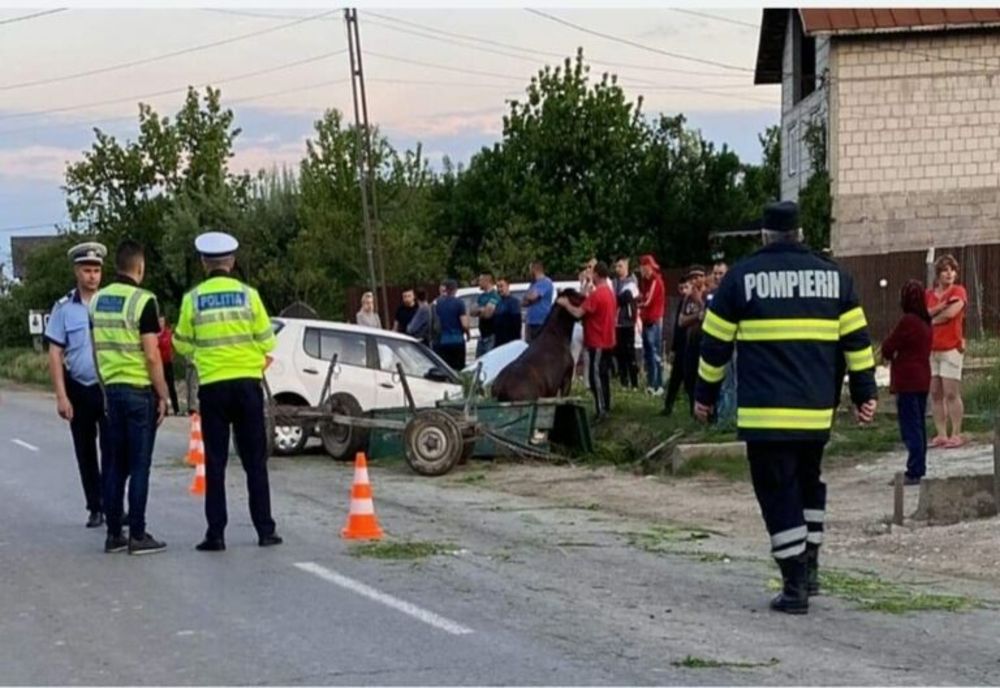 Dâmboviţa. Căruță lovită de un autoturism pe DN 72 A. Două persoane au fost rănite