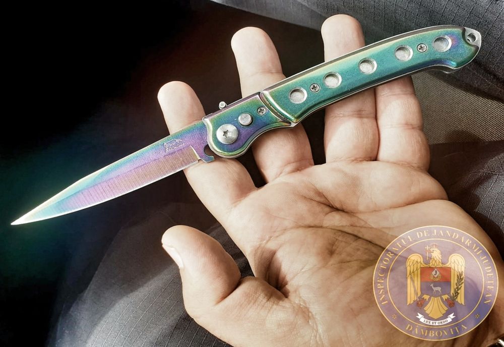 IJJ Dâmboviţa. Un elev dint-un liceu din Târgoviște  depistat de jandarmi cu un cuţit asupra sa 