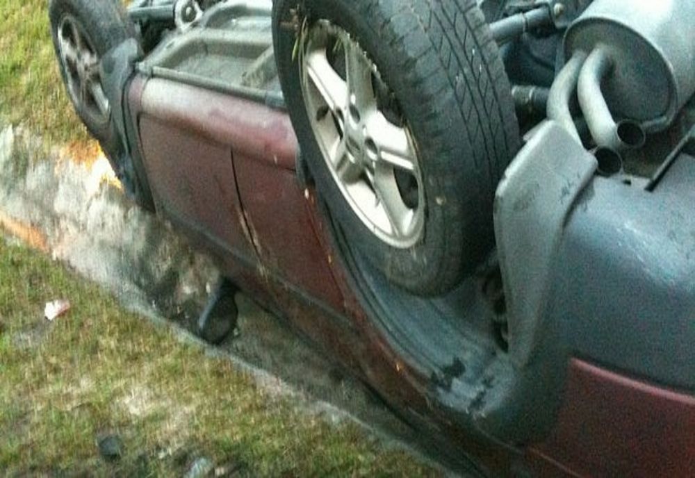 Dâmbovița.  Două persoane s-au răsturnat cu mașina, după ce şoferul a pierdut controlul direcției de deplasare