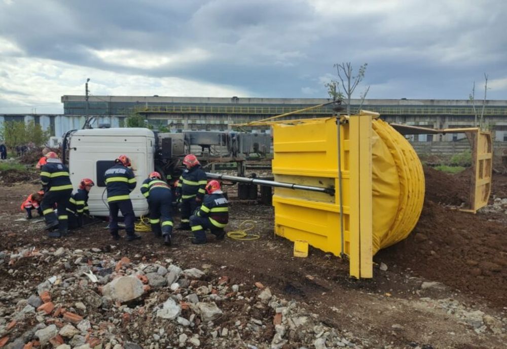Dâmboviţa. Un bărbat a murit după ce autobasculanta cu pământ s-a răsturnat peste el