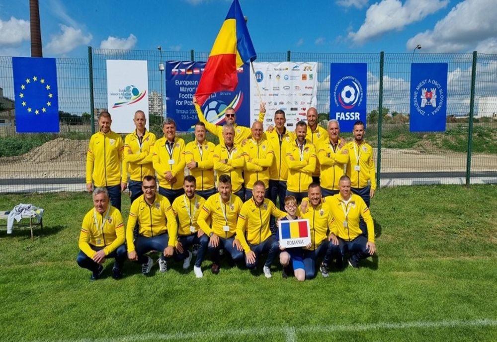 Doi primari din Dâmbovița, vicecampioni europeni la fotbal cu echipa națională a primarilor din România 