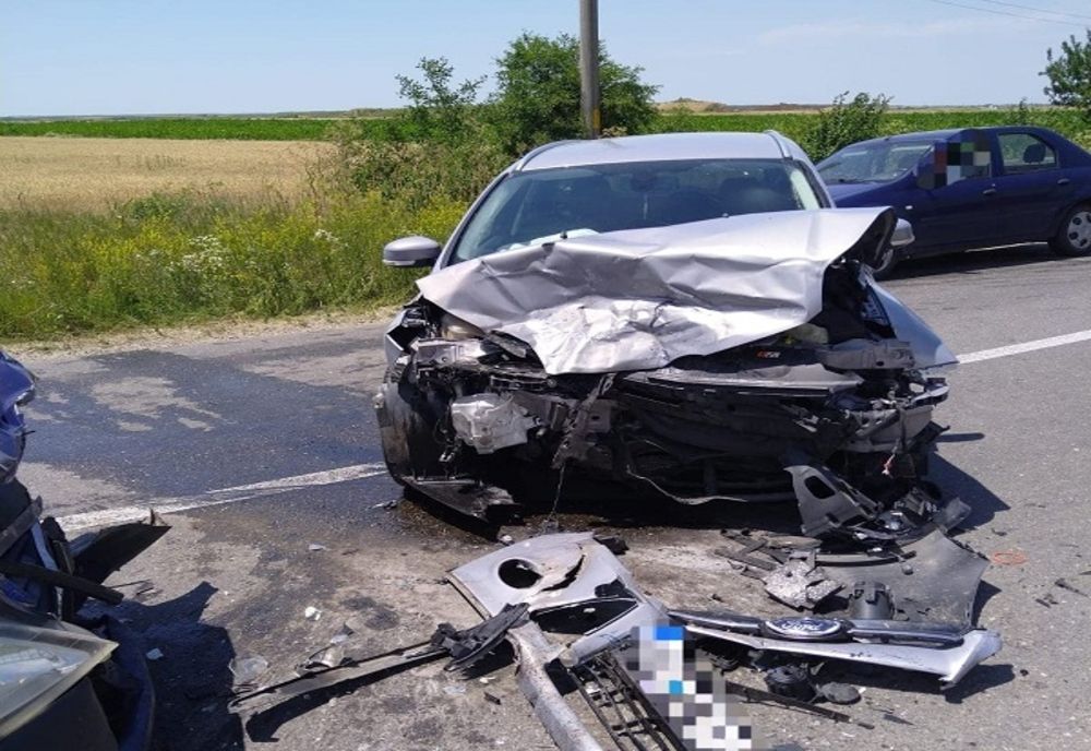 Dâmboviţa. Ciocnire frontală între două autoturisme, pe DJ 611, la Petreşti! Un pasager a avut nevoie de îngrijiri medicale