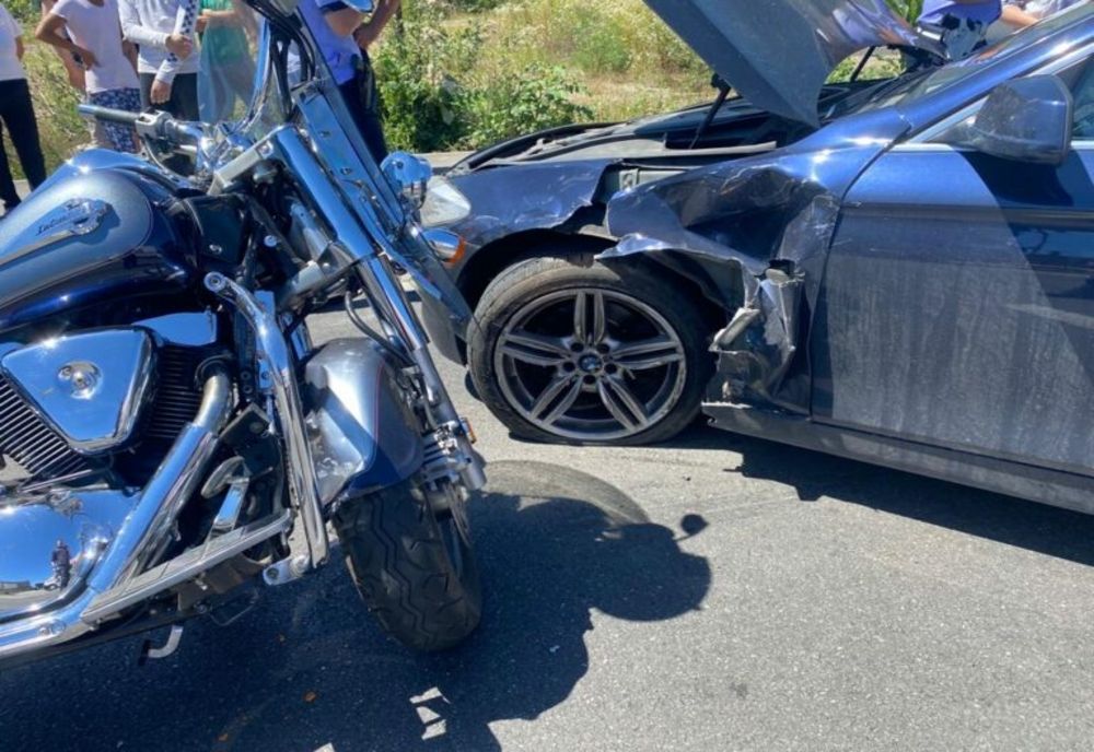 Dâmboviţa. Motociclist rănit, după impactul cu un autoturism, pe DN 71, la Ulmi