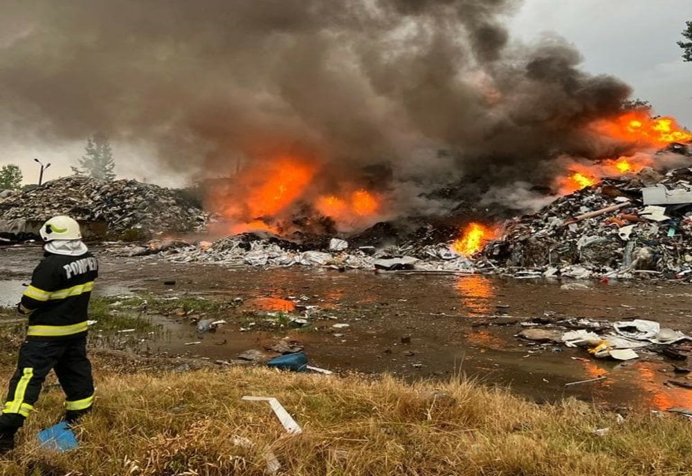 Dâmboviţa. Incendiu puternic la un centru de reciclare deșeuri din Târgovişte