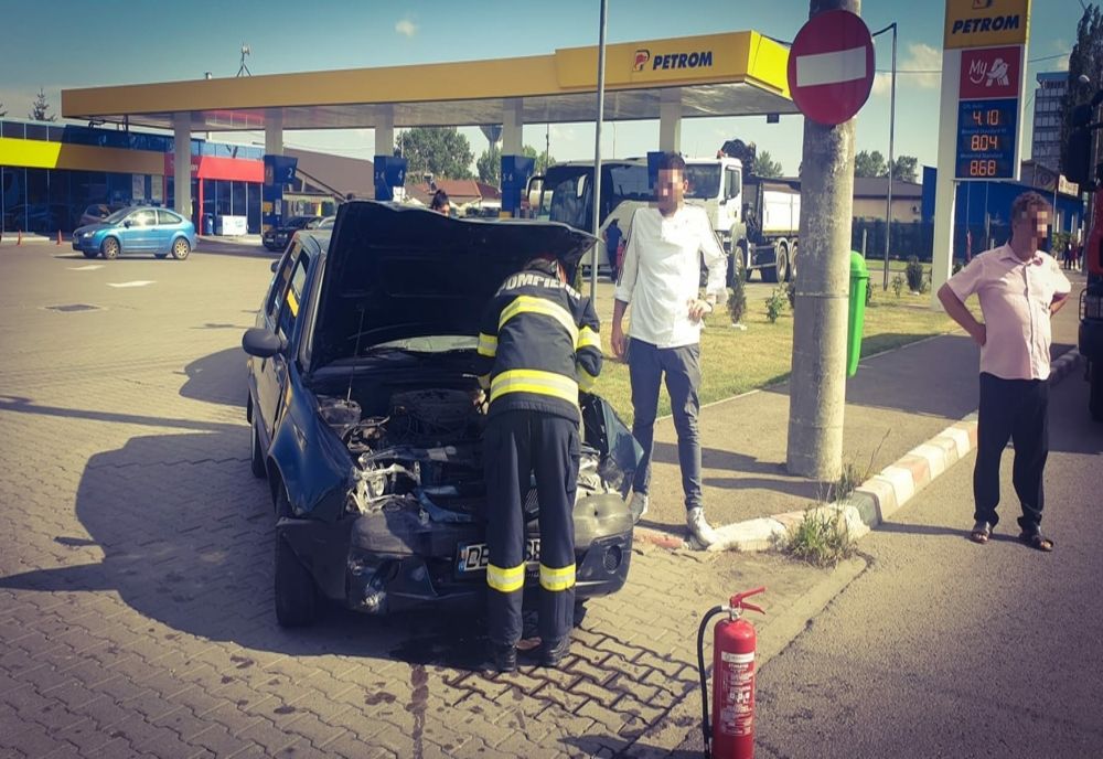 Impact violent între două mașini, în Târgoviște! Unul dintre autoturisme s-a răsturnat, iar o persoană a fost rănită