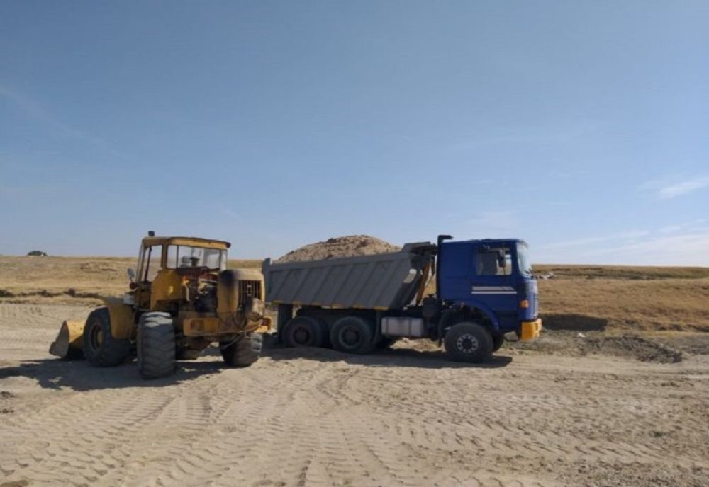 Dâmboviţa. Reprezentanţii unei societăţi, prinşi în timp ce extrăgeau ilegal agregate minerale din albia râului Argeș