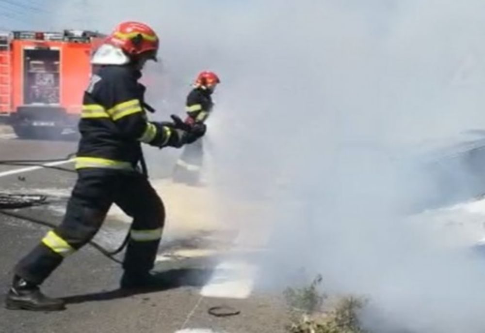 Dâmbovița! Accident violent la Cojasca. Două persoane rănite, un autovehicul a luat foc
