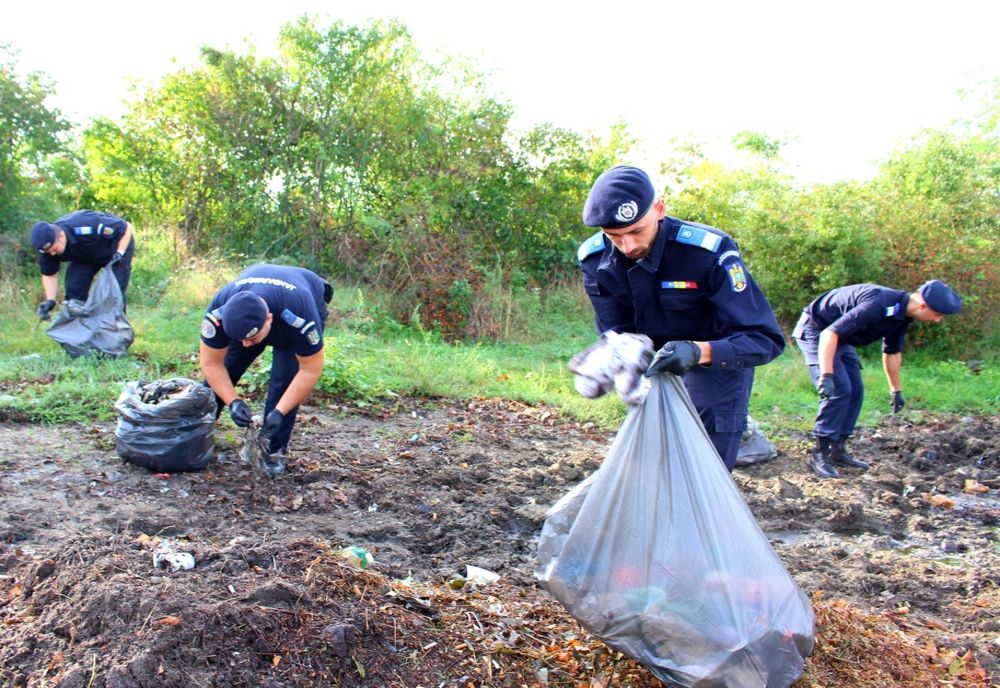 Jandarmeria Dâmboviţa a răspuns prezent la "Ziua de Curăţenie Naţională"