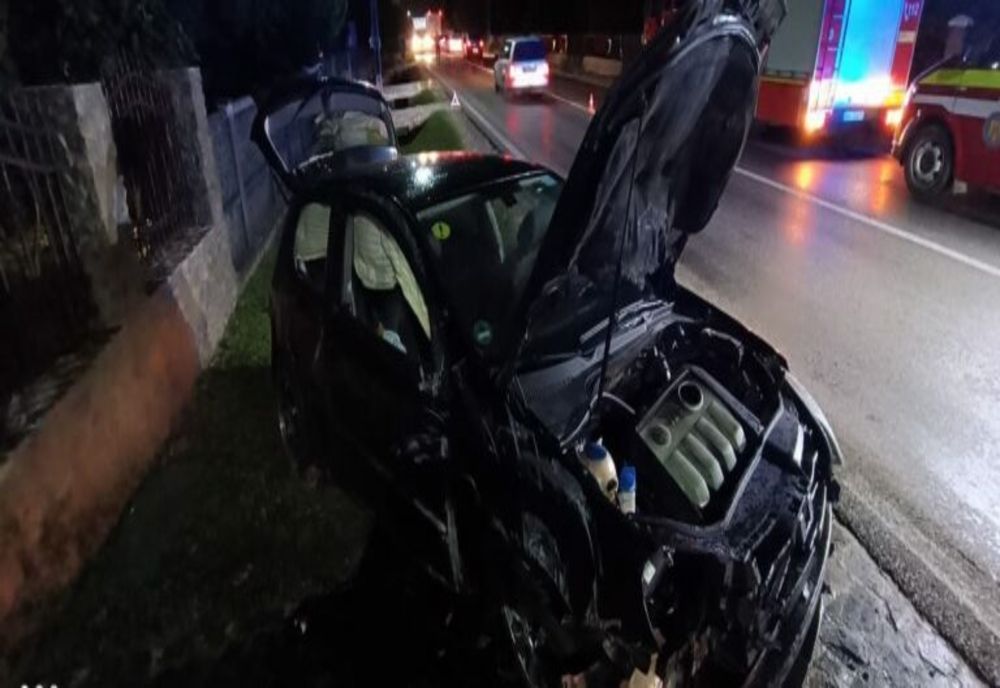 Dâmbovița. Două persoane au scăpat cu viață după ce s-au răsturnat cu maşina în afara părţii carosabile