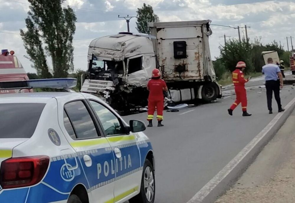 Dâmboviţa. Pompierii evacuează persoanele din zona accidentului de pe DN1 A. Un TIR este încărcat cu substanţe periculoase