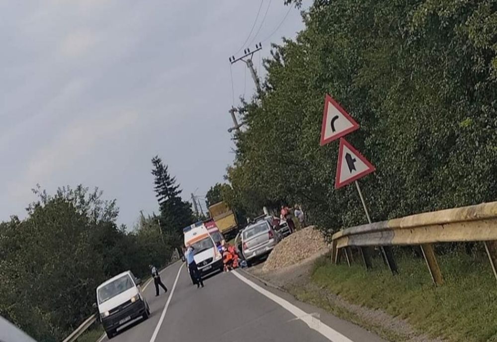 Dâmbovița. Un bărbat care nu s-a asigurat la coborârea dintr-un autoturism a fost lovit mortal de un TIR, la Butimanu