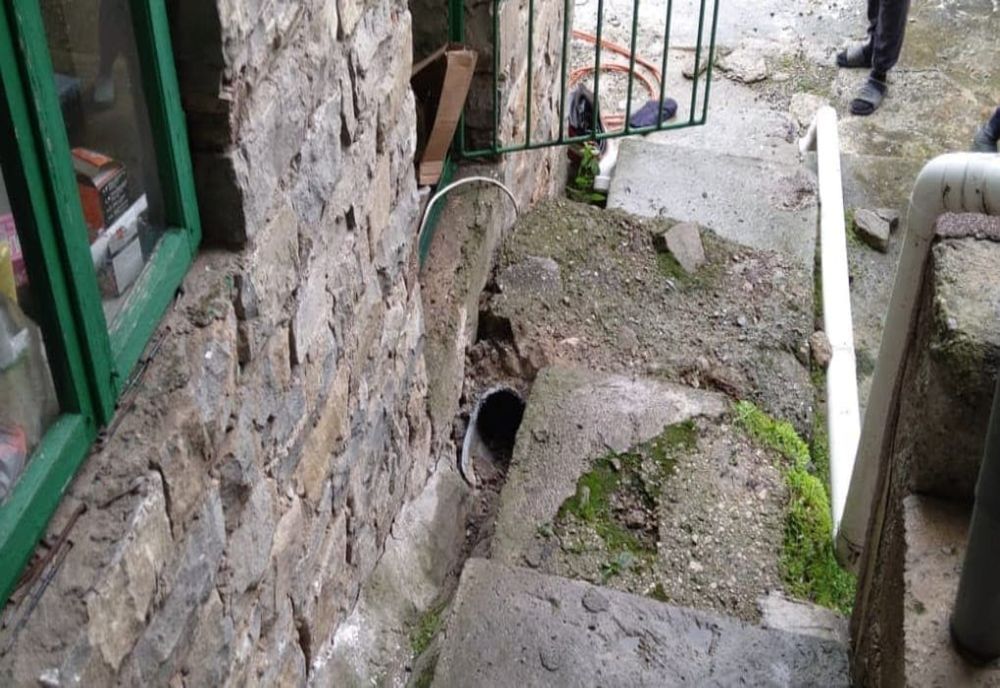 Dâmbovița. Femeie blocată într-un tub de beton. Intervenție contra cronometru a pompierilor