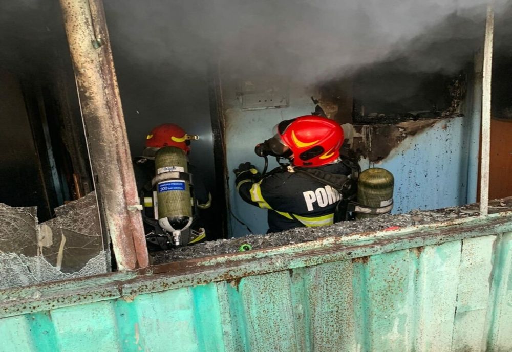 Dâmbovița. Casă mistuită de flăcări la Viişoara. Pompierii au acţionat pentru lichidarea focului