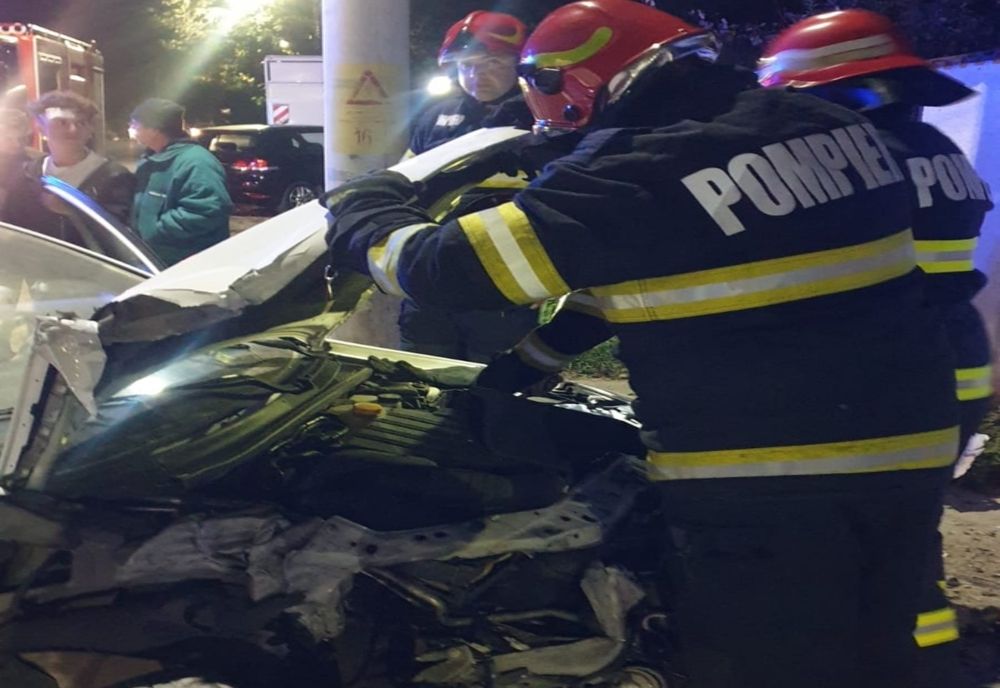 Dâmbovița. Accident rutier pe DN 72, în Valea Voievozilor. Un adolescent a intrat cu mașina într-un cap de pod, apoi în gardul unui imobil