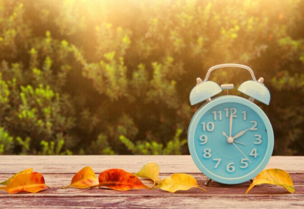 România schimbă ora în acest weekend și trece la ora de iarnă