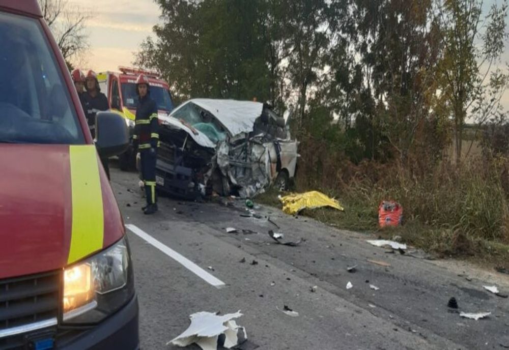 Dâmbovița. Două persoane au murit şi şase au fost rănite după impactul dintre un TIR și un microbuz