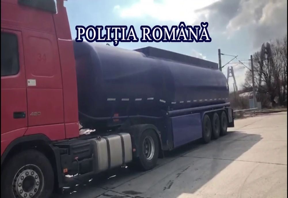 Un bărbat prins în flagrant în timp ce fura motorină dintr-o autocisternă. Polițiștii au ridicat peste 200 de litri de combustibil